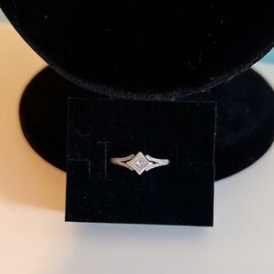 KAY JEWELERS 14K Engagement Ring set with 0.31 CT Princess Cut Diamond